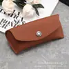 26 Novos Modelos de Estojos de Couro para Óculos com Textura de Pele de Porco no Interior, Estojo de Óculos de Sol Resistente à Pressão Personalizado com Logo em Inglês e Botão de Pressão