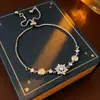 Pulsera Flor de Circonita Chapada en Oro Real Nicho Dulce Versátil Pulsera Temperamento Lujo Ligero Joyería de Gama Alta para Mujeres Al Por Mayor