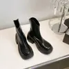Botas finas estilo coreano 2026 novas para mulheres, com salto grosso, sola grossa, design que aumenta a altura, zíper traseiro, corte em V moderno e comprimento de cano médio branco.