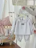 8369 Conjunto de Pijama Feminino com Forro de Fleece para o Inverno, Estilo Novo, Estampa Contínua, Padrão Floral Quente, Conjunto de Duas Peças Estilo Coreano