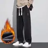 Venta al por mayor transfronteriza de jeans para hombre, con forro polar y tejido grueso, de pierna recta moderna, corte holgado, de pierna ancha, pantalones largos casuales para otoño e invierno