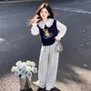 Roupa moderna para primavera e outono para meninas: um colete de urso de desenho animado fofo, uma camisa com gola de boneca e calças casuais xadrez de perna larga