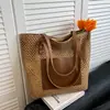 Bolsa de palha vazada estilo férias transfronteiriça para mulheres, bolsa tote de verão de grande capacidade para viagens, adequada para trabalho e deslocamento, bolsa de mão com alça de ombro