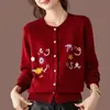2026 Novo Cardigan de Tricô Bordado Outono Feminino Gola Redonda Estiloso Rejuvenescedor Versátil Casaco Suéter Curto Top