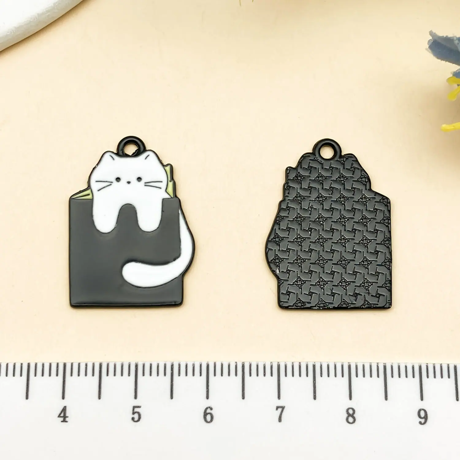 21801-XD-黑色滴油锌合金思索猫看书籍27x19mm-