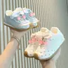 Nuevos estilos de primavera y otoño de zapatillas deportivas para niños, zapatos de princesa de suela blanda para niñas, zapatillas casuales de lunares cubiertas de cuero