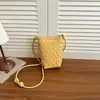 Bolsa de celular de couro macio estilo ins super quente de verão, bolsa de ombro única transversal tecida, leve, versátil para o dia a dia