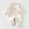 Mameluco para bebé, diseño cálido de tres capas y sin costuras para otoño e invierno, mameluco ajustado para recién nacido, atuendo para bebé amigable con la piel, nuevo estilo 2026