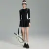 Traje de baño deportivo para mujer talla grande de Amazon, de una pieza con falda, manga larga protectora del sol, conservador, que cubre el abdomen, adelgazante, traje de buceo y surf para mujer