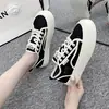 Zapatos de lona de bloques de color blanco y negro con suela gruesa para mujer, zapatillas de estudiante transpirables de malla para verano, versátiles, que aumentan la altura, venta al por mayor de zapatos blancos