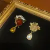 Bronce Antiguo Occidental Chapado en Oro Vintage de 18K Combinado con una Piedra Principal Roja Tipo Arañazo de Gato y Diseño de Flor en Esmalte Blanco