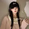 Gorra de Béisbol Bordada con Gato Manchado Estilo Coreano Japonés Color Crema 2025 Nueva para Mujer con Circunferencia de Cabeza Grande, Gorra de Pico de Pato que Hace que la Cara Parezca Más Pequeña