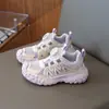 Zapatos casuales de malla para niños 2025 verano nuevo estilo para niños y niñas bebé transpirables de malla suela suave resistentes al desgaste para deporte zapatos para correr