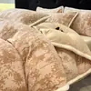 Juego de Cama de Cuatro Piezas de Terciopelo Tallado de Gama Alta Lujo Ligero Sentido de Gama Alta Ropa de Cama de Terciopelo de Leche Superficie de Coral Grueso Sábana Funda de Edredón