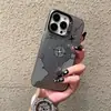Funda de teléfono náutica en blanco y negro, moderna y elegante, para iPhone 18pm, con un diseño simple de ruta de avión y ofreciendo protección contra caídas
