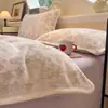 Diseño de tallado tridimensional - un juego de ropa de cama de invierno de cuatro piezas con tela de terciopelo de leche engrosada, que incluye una sábana bajera y una funda de edredón de vellón de coral por ambos lados