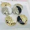 Botones metálicos de alta gama cóncavos y convexos irregulares superficie media Epoxy hebilla decorativa semicircular de moda hebilla para suéter abrigo