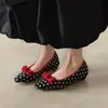 Zapatos planos de moda de nicho de 2.5 cm para mujer, nuevo estilo primavera y otoño 2026, bailarinas dulces de lunares con lazo
