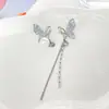 Brincos Assimétricos com Borboleta e Pingente de Pérola para Mulheres 2026 Novo Estilo Luxo Leve High-End Elegantes Brincos Mais Vendidos