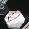 2024 Estilo Popular de Comercio Electrónico Transfronterizo Pulsera de Acero de Titanio con Diamantes y Letras Romanas para Mujer Oro Rosa Sin Decoloración Punto Caliente Venta al por Mayor