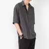 Camisa masculina de seda gelada de manga curta, toque de alta qualidade, caimento solto de verão, marca preta moderna, estilosa e descolada, camisa jaqueta de manga meia-manga com botões
