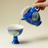 Jarra de Cerâmica Criativa para Compartilhar Chá com Design de Janela e Alça, Apresentando um Padrão de Floresta e Pinheiro em Azul e Verde, Adequada para Conjuntos de Chá Kung Fu