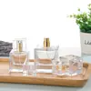 Exquisita botella de perfume cuadrada transparente, botella vacía con atomizador tipo prensa, botella dispensadora cosmética de vidrio, 30ml/50ml, serigrafía