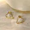 Pendientes de botón con forma de corazón de perla de acero inoxidable de moda europea y americana para mujer, 18K sin decoloración, lujo ligero con un toque de alta gama