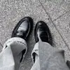 Mocasines de piel de anguila arrugada 2026 nuevo estilo retro francés slip-on para mujer zapatos de cuero estilo británico negro
