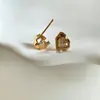 Nuevos Pendientes de Tachuela Irregulares Dorados en Forma de Corazón para Mujer, Exquisitos de Nicho de Lujo Ligero Versátiles de Alta Gama Moda Pendientes Simples para Mujer
