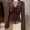 Elegante camiseta de cuello en V de alta gama color café estilo francés para mujer, ajuste slim de verano, pura y deseable, top camiseta transparente que ajusta la cintura