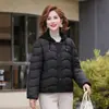 Chaqueta de plumón y algodón de invierno para mamá, estilo corto ligero para mujeres petite, abrigo elegante para mujeres de mediana edad y mayores, abrigo de algodón con capucha para mujer