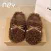 Chinelos de Algodão Hamuding Estilo Girly Outono/Inverno com Laço para Mulheres Quentes Planos Antiderrapantes Usáveis em Casa Chinelos Peludos para Mulheres