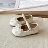 Sapatos Pequenos de Couro para Meninas 2026 Outono Novo Sapatos de Performance com Laço e Pérolas Infantis Sapatos Macios e Estilosos com Solado de Pérolas para Meninas