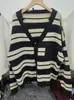 Suéter de Tricô Slim-fit Estilo Coreano Outono e Inverno Tamanho Grande Solto para Menina Cheinha Suéter de Tricô Listrado com Fita Cardigan Jaqueta