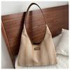 Bolsa de grande capacidade com design de nicho feminina, nova bolsa de ombro casual simples de inverno 2023, bolsa de axila da moda