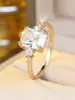 Venta caliente transfronteriza anillo cuadrado de lujo ligero europeo y americano con diamante de alto carbono para mujer Anillo simple y delgado con banda decorada con pequeños diamantes arriba y abajo del anillo