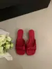 Primeiro Encontro com as Sandálias de Fada Prateadas com Salto Cuña Estilo Francês da Temporada, Nova Moda Verão 2026 Sapatos de Exterior de Salto Baixo