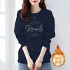 Moletom Outer Estampado com Gola Redonda e Letras para Mulheres Outono e Inverno 2026 Novo Estilo Veludo Espessado Casual Manga Longa Tendência