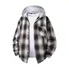 Produto em destaque: Camisa de Manga Longa Xadrez Unissex para Primavera e Outono de 2026, Corte Solto, com Capuz, Bolso Único, Jaqueta Camisa Tendência Estilo Japonês e Coreano