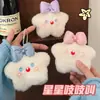 Colgante de Peluche con Lazo y Estrella que Chirría Llavero Decorativo de Corazón Femenino Encanto Adorno de Muñeca para Pareja