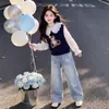 Conjunto simples e estiloso para meninas apresentando um colete fofo de urso, uma blusa doce de gola boneca estilo coreano e calças jeans versáteis com estampa de estrelas.