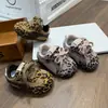 Zapatillas para niñas bebés y pequeñas de 1-2 años, nueva colección otoño/invierno 2026, zapatillas deportivas con estampado de leopardo para niños con suelas blandas, zapatos para caminar estilo entrenamiento alemán para niños pequeños