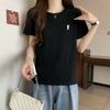 Foto Real de Camiseta Roja Bordada de Manga Corta para Mujer Verano 2025 Nueva Camiseta de Media Manga Casual Holgada Versátil