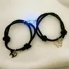 Um par de gadgets de desenho animado de fantasma do amor preto e branco pulseira para amantes corda de mão magnética luminosa de amor