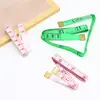 Al por mayor en stock Cinta métrica suave de plástico colorida de 1.5 m para busto y cintura, Mini cinta métrica para ropa, Cinta de medidas corporales