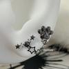 Pendientes de acero de titanio con diseño de nicho japonés y coreano, con cadena de estrella y garra de gato y doble agujero en la oreja.