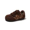 Zapatos de Tabla de Suela Gruesa de Gamuza con Velcro Estilo Coreano para Niñas 2026 Nuevos Zapatos Casuales Color Café para Niñas Zapatos sin Cordones de Moda