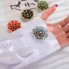 Accesorio único y creativo para manualidades: alfiler de solapa de camelia acrílico, accesorio decorativo versátil para puños de camisa