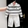 Suéter estilo preppy para niño 2026 otoño nuevo polo de punto a rayas blancas manga larga pantalones casuales de pierna ancha para niño